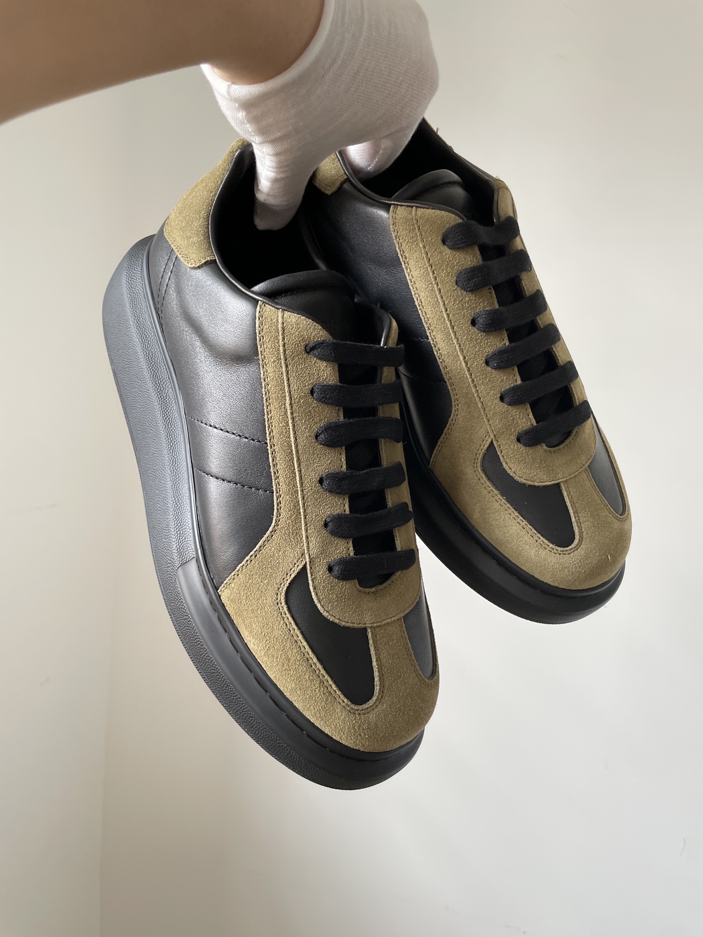 Alexander McQueen Oversized Sneaker Leather Round Toe Lace-Up Low-Top Sneakers Men Green - Image 3