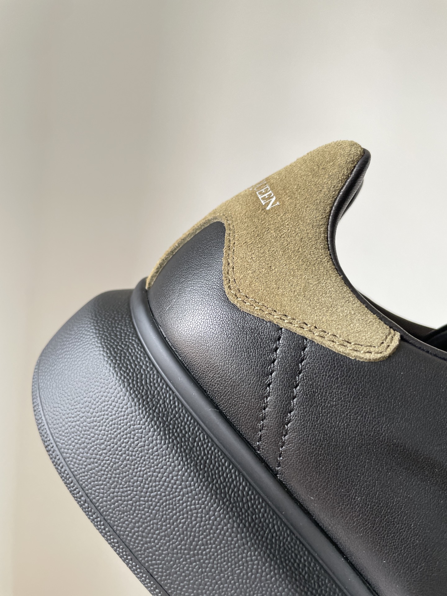 Alexander McQueen Oversized Sneaker Leather Round Toe Lace-Up Low-Top Sneakers Men Green - Image 7