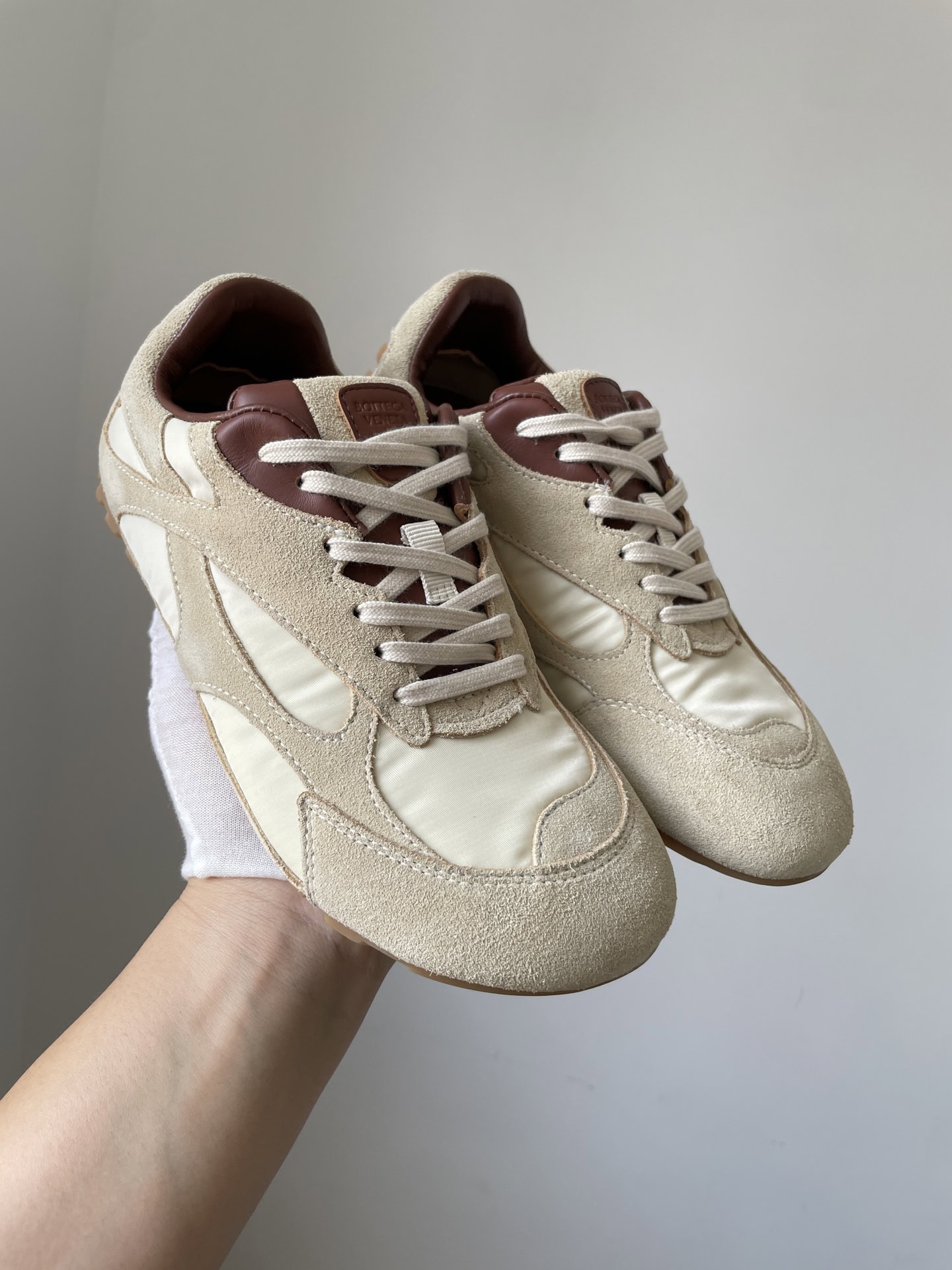 Bottega Veneta Orbit Calfskin Shiny Round Toe Lace-Up Thin Sole Low-Top Sneakers Unisex Beige - Image 3