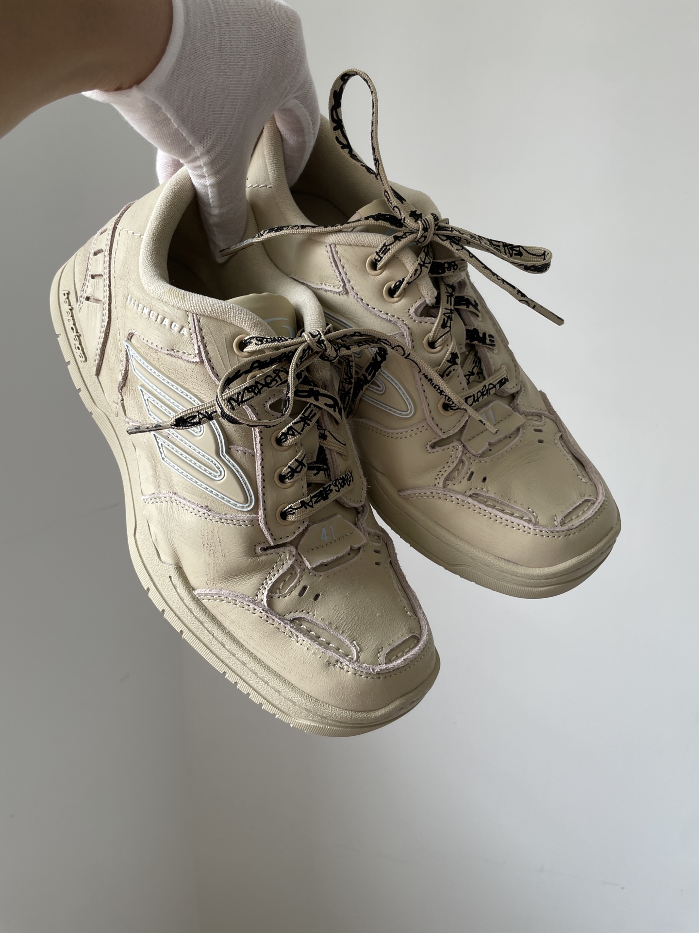 Balenciaga Hamptons Worn-Out Calfskin, Leather Round-Toe Lace-Up Low-Top Distressed Beige Sneakers for Women - Image 7
