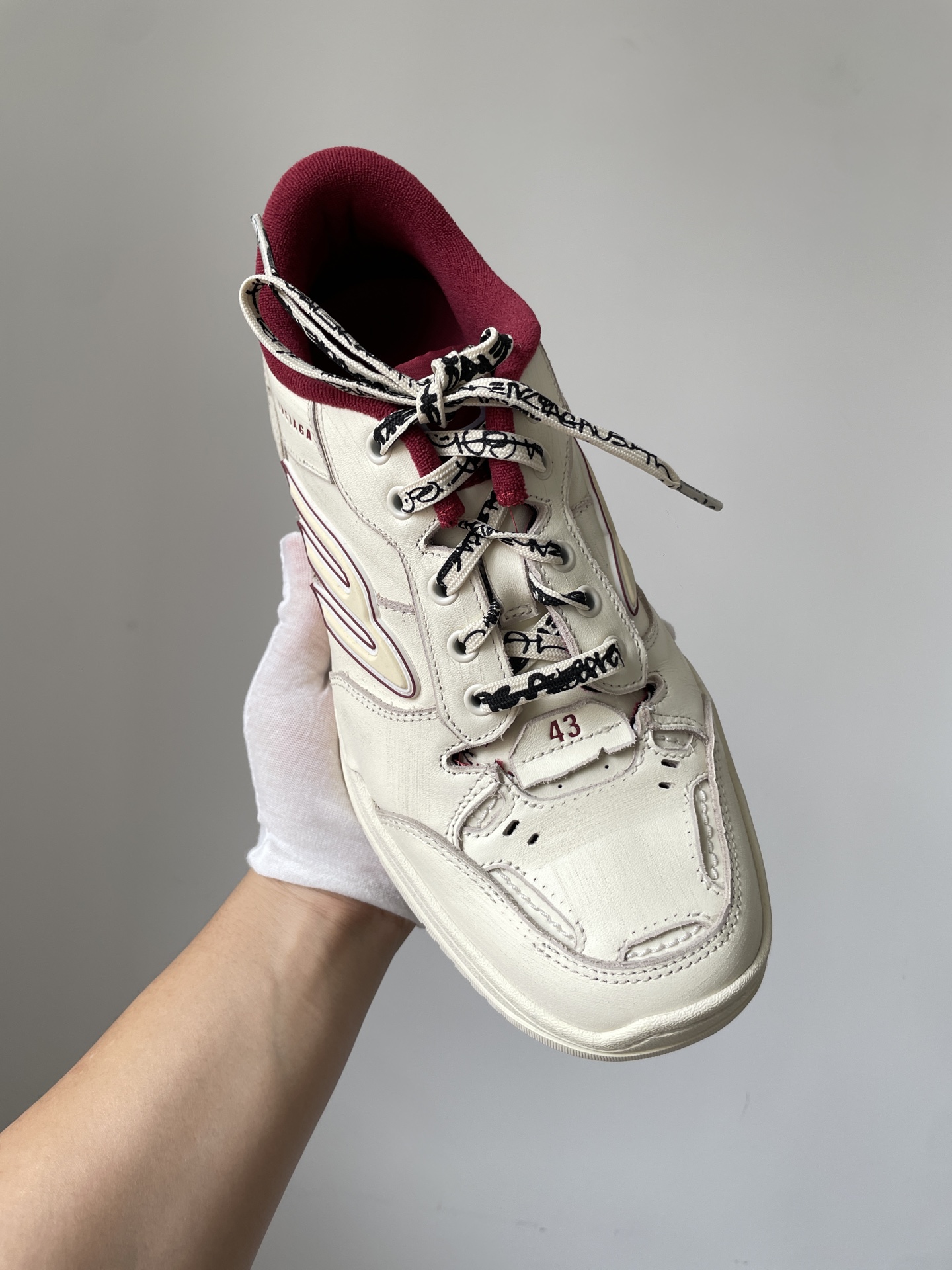 Balenciaga Hamptons Worn-Out Round-Toe Lace-Up Low-Top Distressed White Sneakers - Image 3