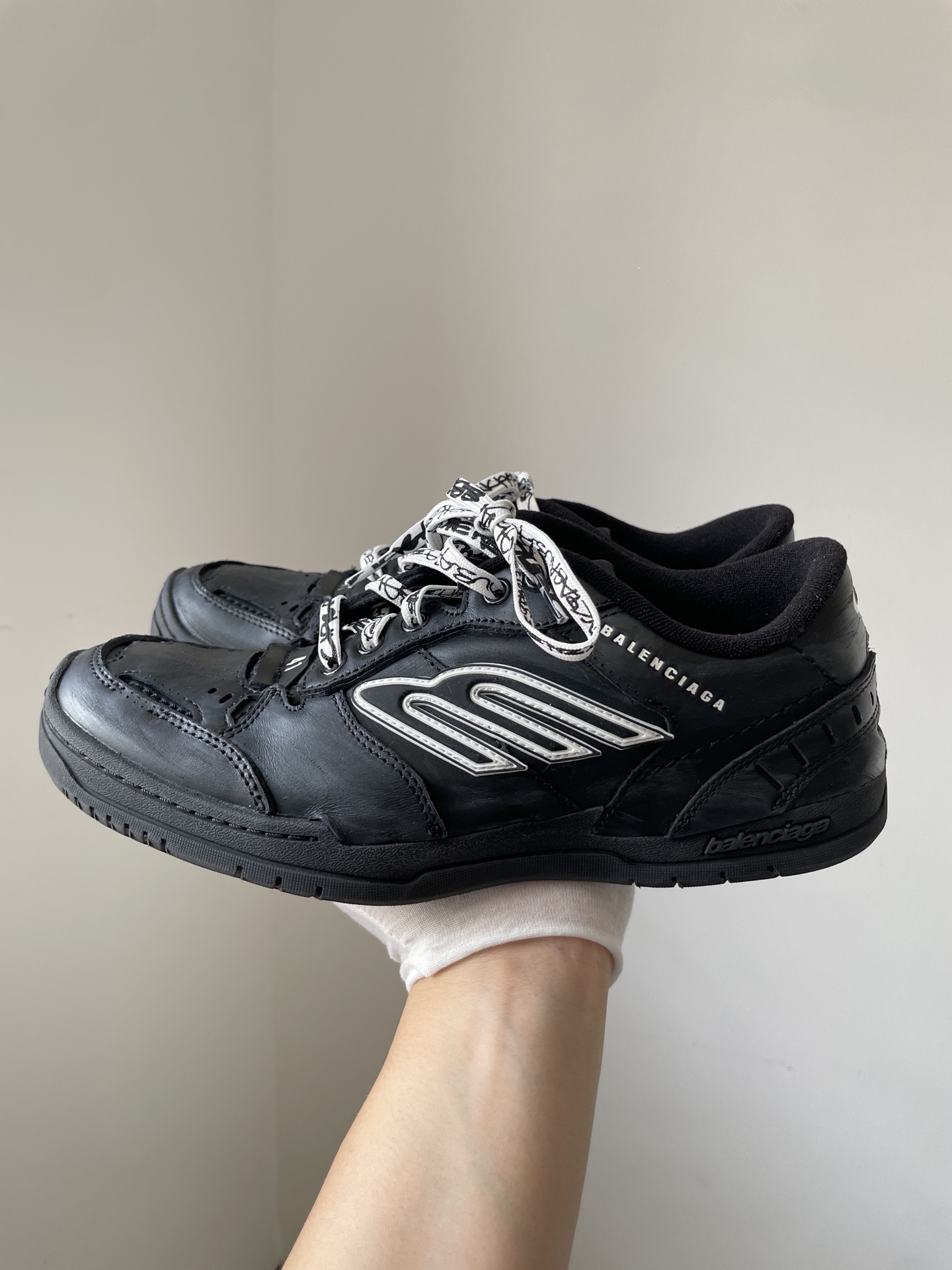 Balenciaga Hamptons Worn-Out Leather Round-Toe Lace-Up Low-Top Black Sneakers - Image 5