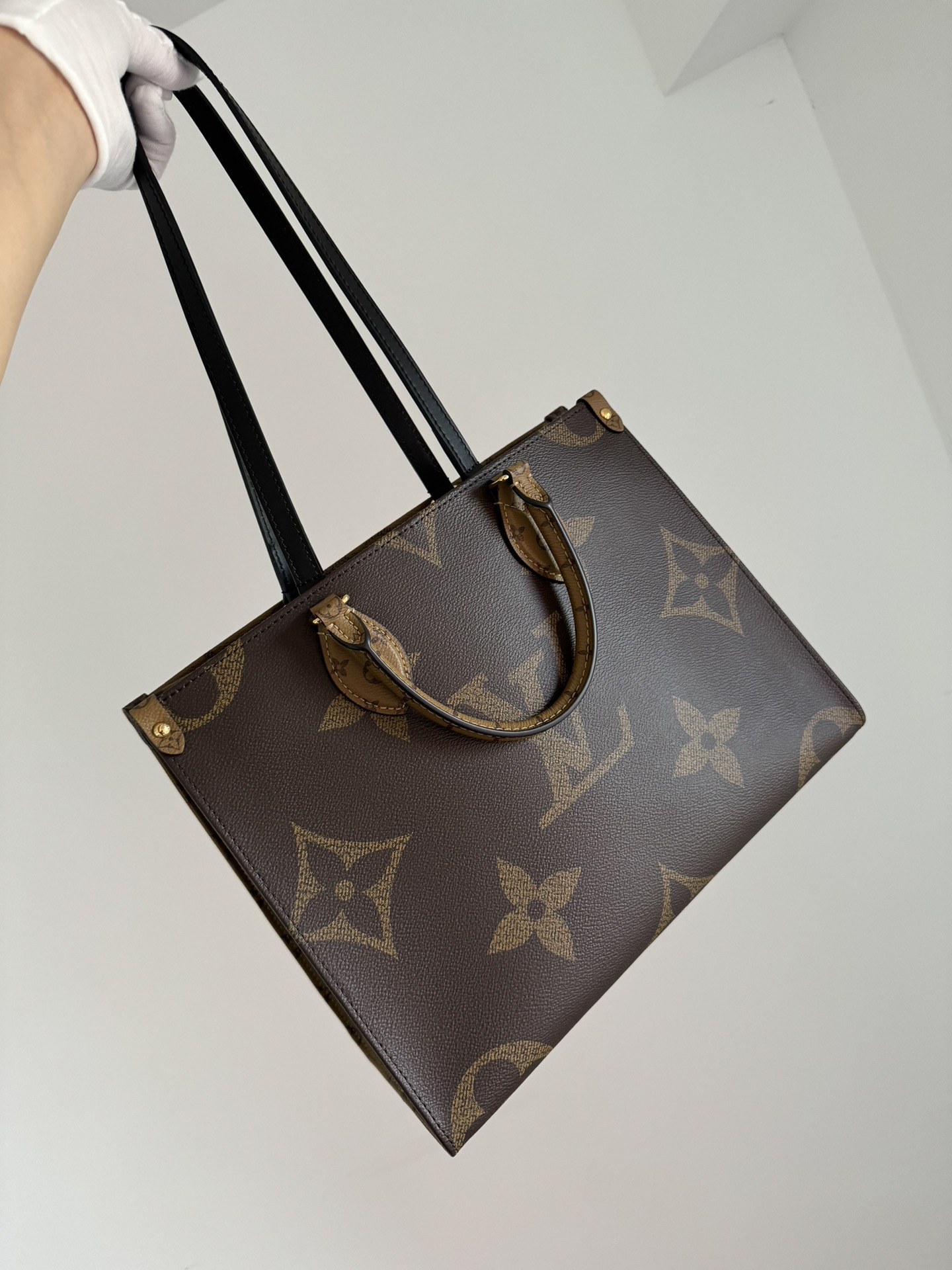 LOUIS VUITTON ONTHEGO MM Monogram Canvas Bag - Image 3