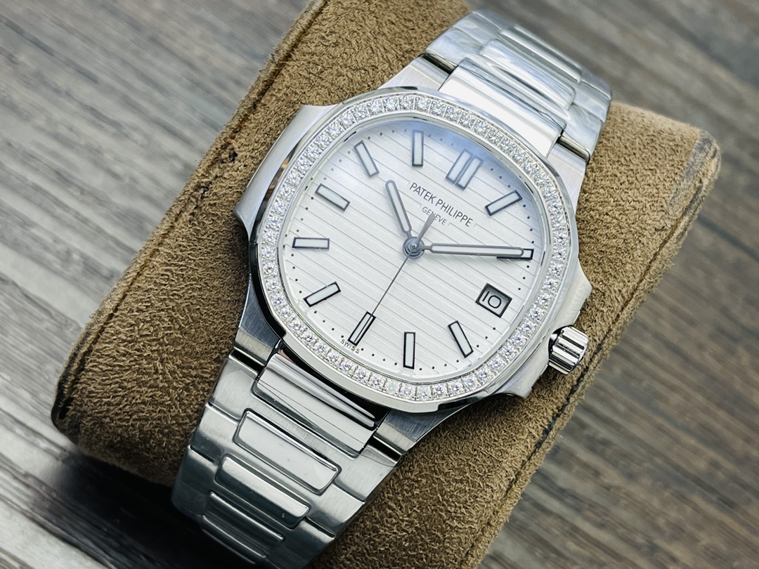 Patek Philippe Nautilus 5711/1Z-011 White Dial Diamond Bezel - Image 3