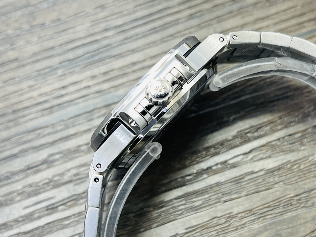 Patek Philippe Nautilus 5711/1Z-011 White Dial Diamond Bezel - Image 4