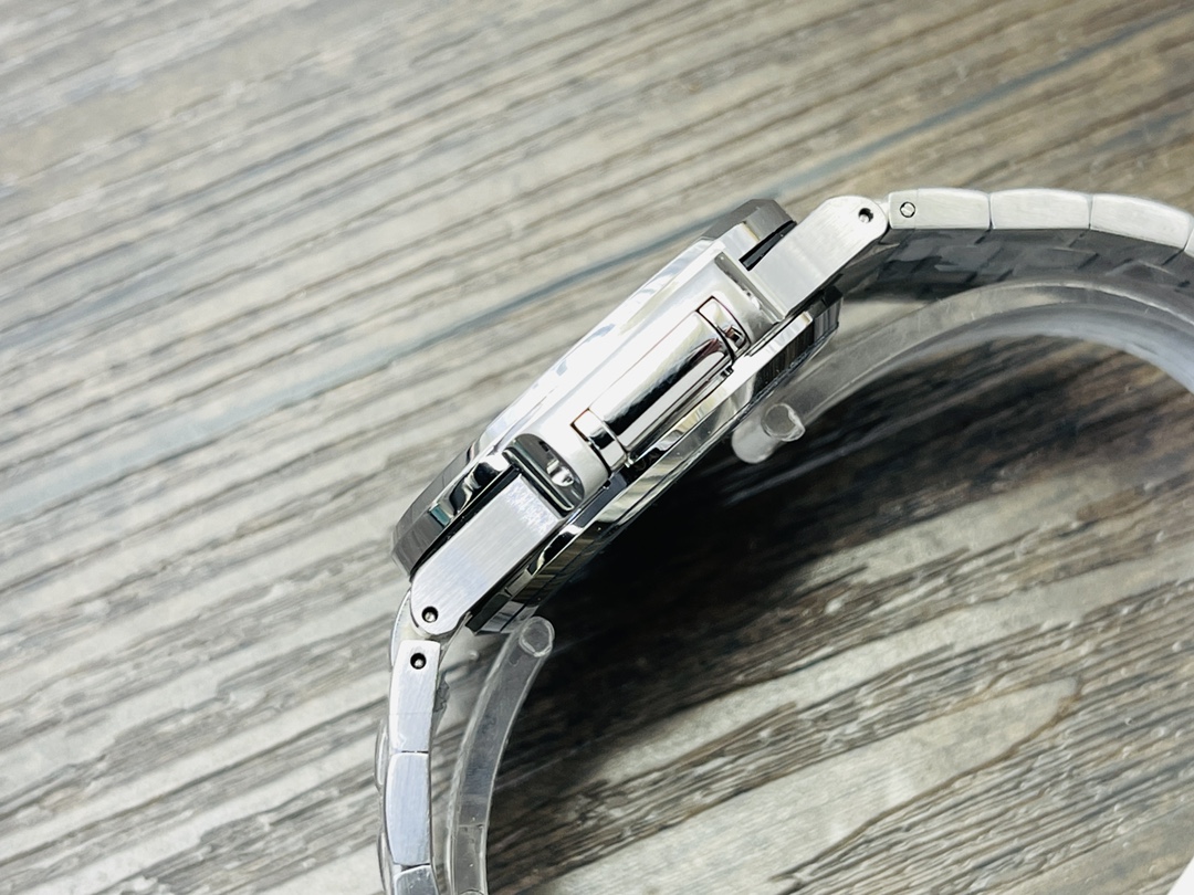 Patek Philippe Nautilus 5711/1Z-011 White Dial Diamond Bezel - Image 5