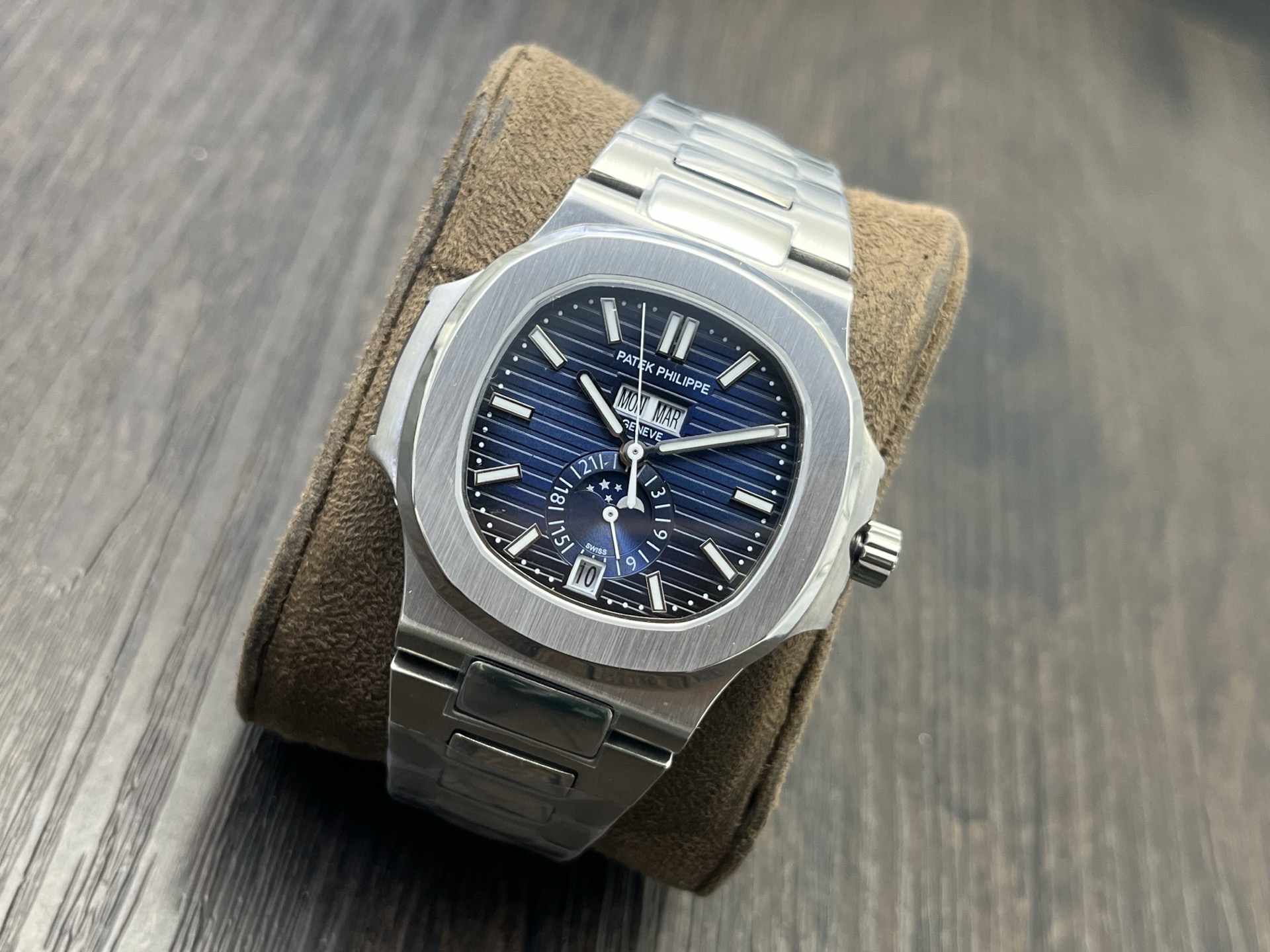 Patek Philippe Nautilus 5726/1A-014 Blue Dial Annual Calendar - Image 2